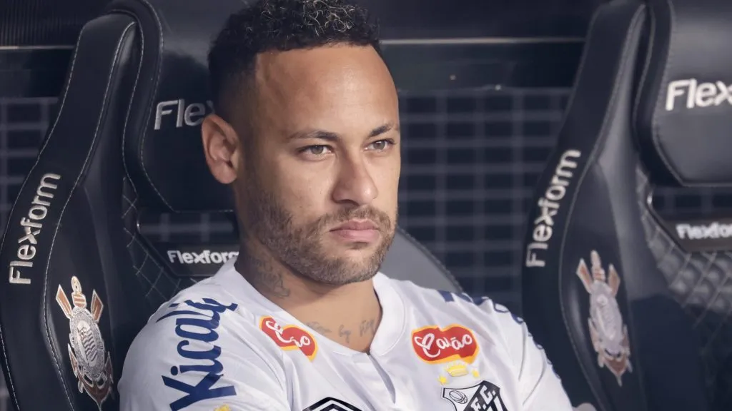 Neymar, jogador do Santos, durante partida contra o Corinthians no estadio Arena Corinthians pelo campeonato Paulista 2025. Foto: Marcello Zambrana/AGIF