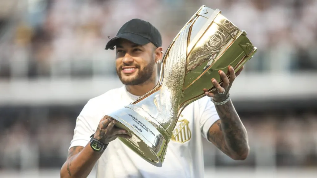 Neymar Junior jogador do Santos com o troféu do campeonato paulista,Foto: Reinaldo Campos/AGIF