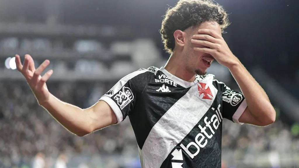 Nuno Moreira, jogador do Vasco, comemora seu gol durante partida contra o Fortaleza no estadio Sao Januario pelo campeonato Brasileiro A 2025. Foto: Thiago Ribeiro/AGIF