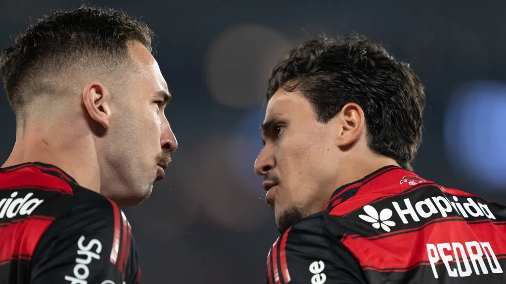Pedro jogador do Flamengo comemora seu gol com Leo Ortiz jogador da sua equipe durante partida contra o Estudiantes. Foto: Jorge Rodrigues/AGIF
