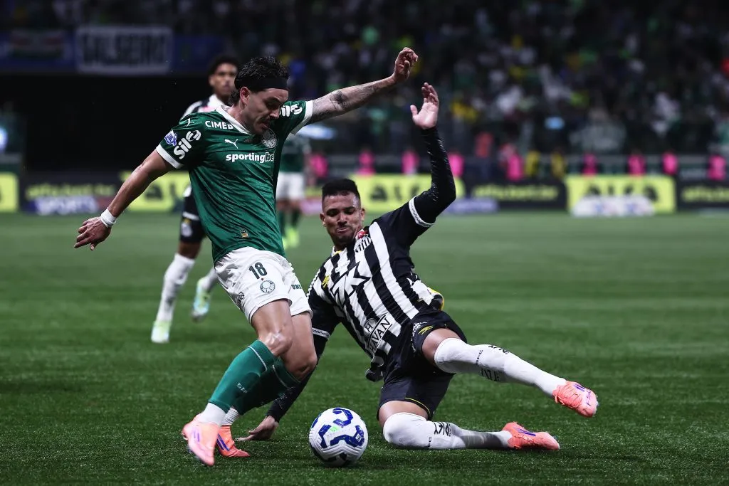 SP – SAO PAULO – 06/11/2025 – BRASILEIRO A 2025, PALMEIRAS X SANTOS – Mauricio jogador do Palmeiras disputa lance com Ivaldo jogador do Santos durante partida no estadio Arena Allianz Parque pelo campeonato Brasileiro A 2025. Foto: Ettore Chiereguini/AGIF