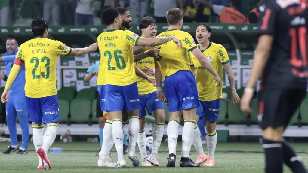 Jogadores do Palmeiras durante partida contra o Bragantino no estadio Arena Allianz Parque pelo campeonato Brasileiro A 2025. Foto: Marcello Zambrana/AGIF