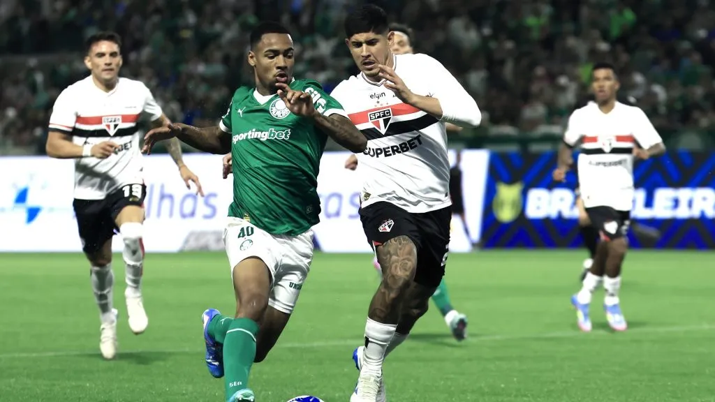 Allan, jogador do Palmeiras, disputa lance com Alan Franco, jogador do Sao Paulo durante partida no estadio Arena Barueri pelo campeonato Brasileiro A 2025. Foto: Marcello Zambrana/AGIF