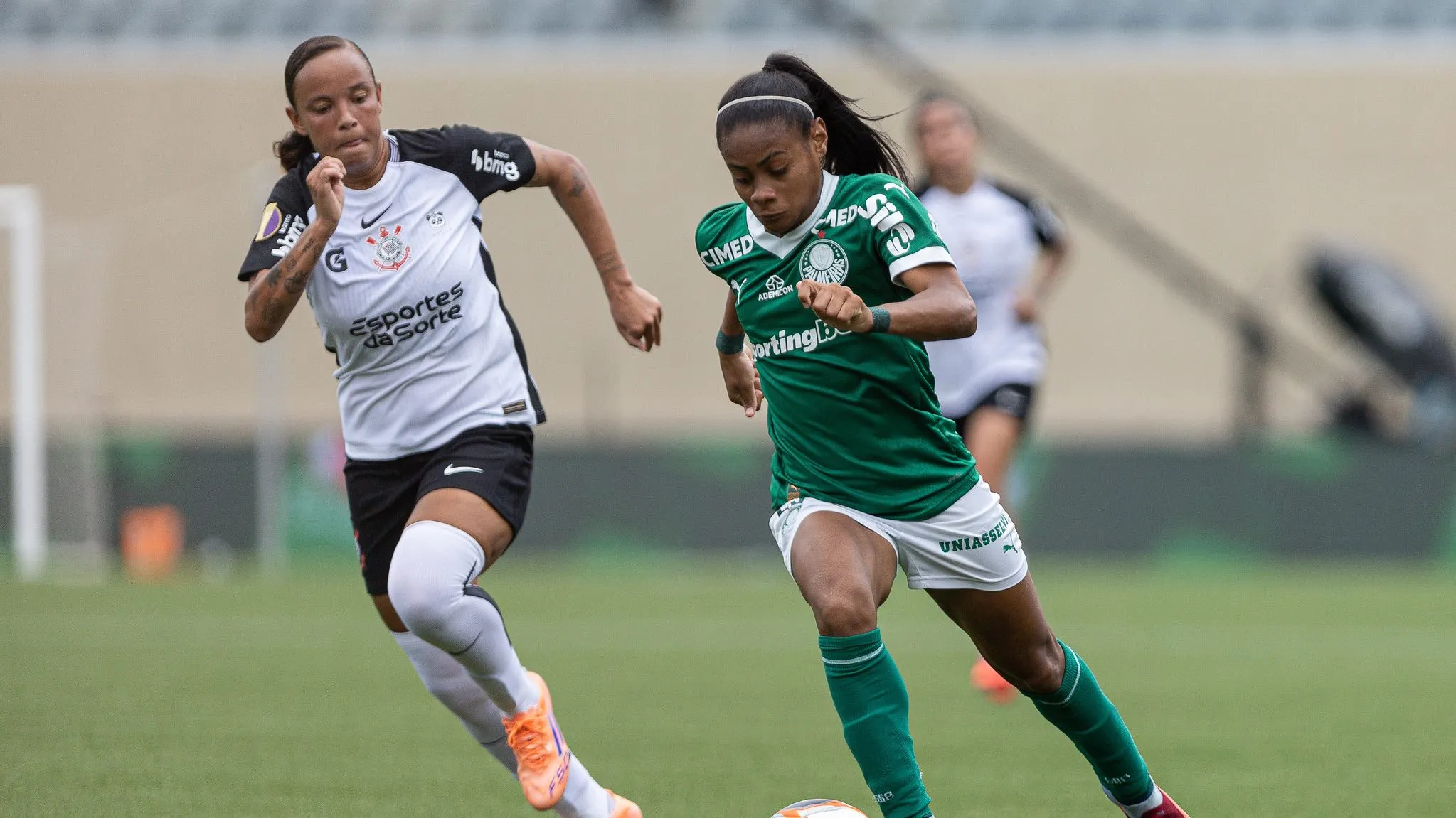 Jogadoras de Palmeiras e Corinthians na final do Paulistão Feminino
