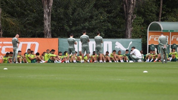 Abel Ferreira conversa com jogadores antes do treino (Cesar Greco/Palmeiras)