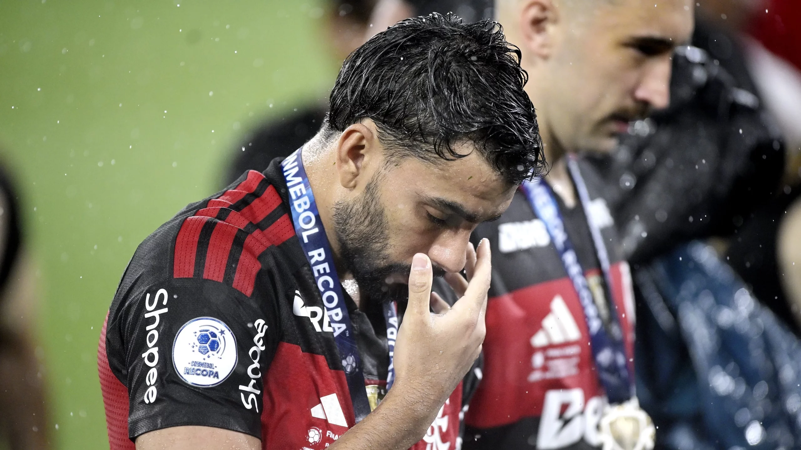 Lucas Paquetá jogador do Flamengo lamenta apos a derrota na partida contra o Lanus no estadio Maracana pelo campeonato Recopa Sulamericana. Foto: Alexandre Loureiro/AGIF