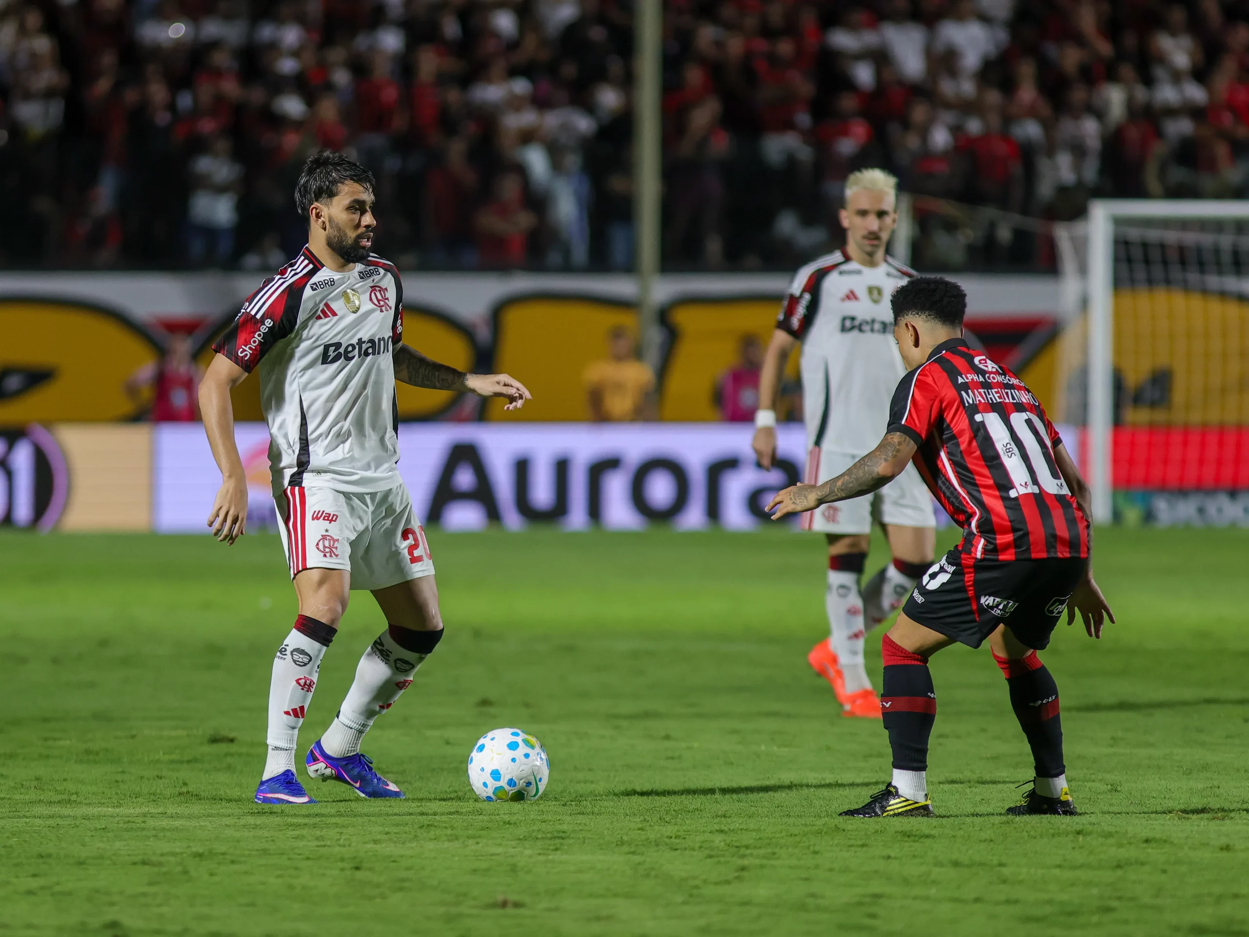 Paquetá durante a partida contra o Vitória, pelo Brasileirão. Foto: Márcio José/AGIF