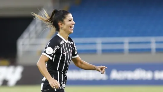 Paulinha celebra gol pelo Corinthians