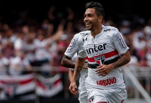 Petros com a camisa do São Paulo (Foto: AGIF)