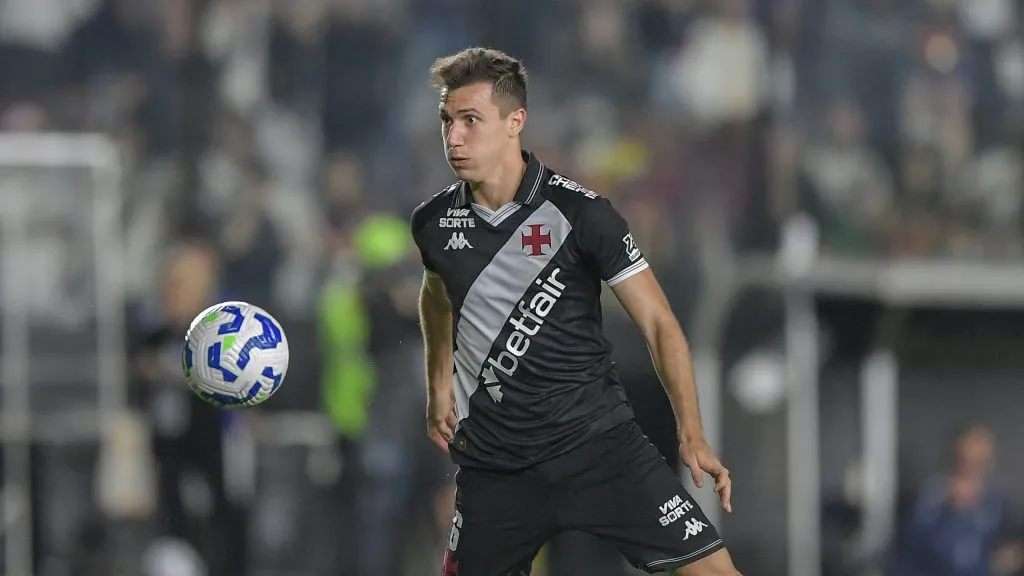 Lucas Piton jogador do Vasco durante partida contra o Gremio no estadio Sao Januario pelo campeonato Brasileiro A 2025. Foto: Thiago Ribeiro/AGIF