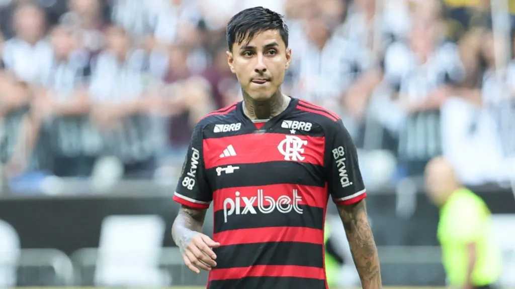 Erick Pulgar olhando preocupado - Foto: AGIF
