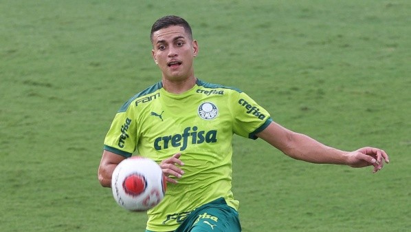 Renan no fim da fila da zaga - Foto: Cesar Greco/Palmeiras