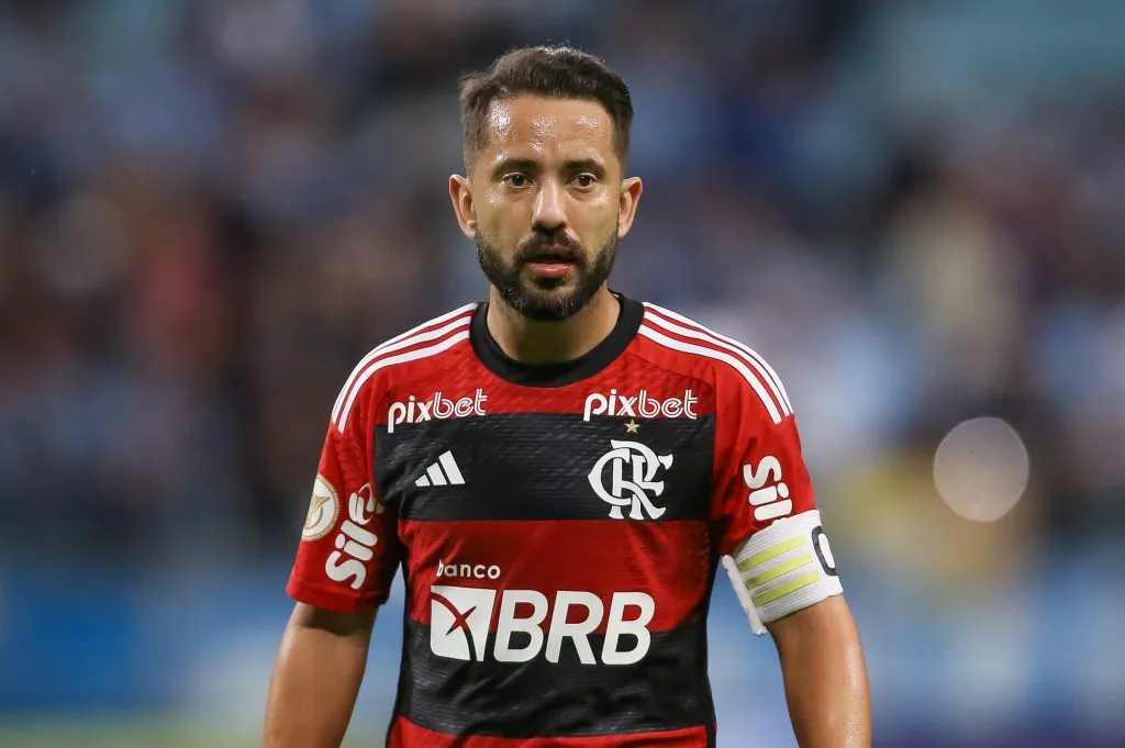 Everton Ribeiro tem contrato com o Flamengo até dezembro – Foto: Pedro H. Tesch/Getty Images