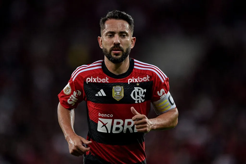 RJ – RIO DE JANEIRO – 26/08/2023 – BRASILEIRO A 2023, FLAMENGO X INTERNACIONAL – Everton Ribeiro jogador do Flamengo durante partida contra o Internacional no estadio Maracana pelo campeonato Brasileiro A 2023. Foto: Thiago Ribeiro/AGIF