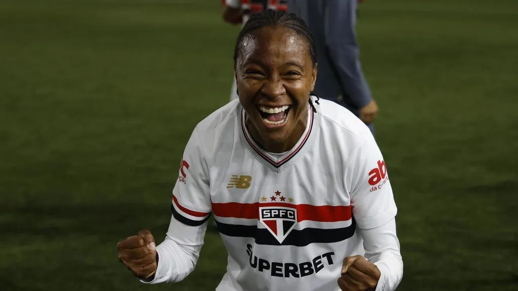 Robinha, meia do São Paulo, em duelo pela Copa do Brasil Feminina