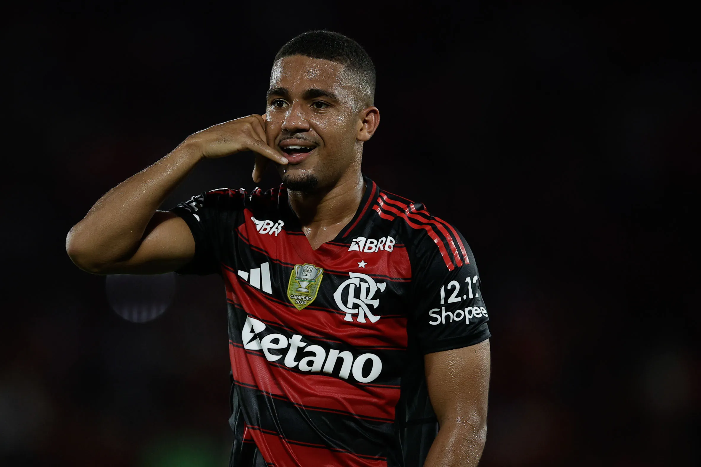 RJ – RIO DE JANEIRO – 03/12/2025 – BRASILEIRO A 2025, FLAMENGO X CEARA – Samuel Lino jogador do Flamengo comemora seu gol durante partida contra o Ceara no estadio Maracana pelo campeonato Brasileiro A 2025. Foto: Andre Mourao/AGIF