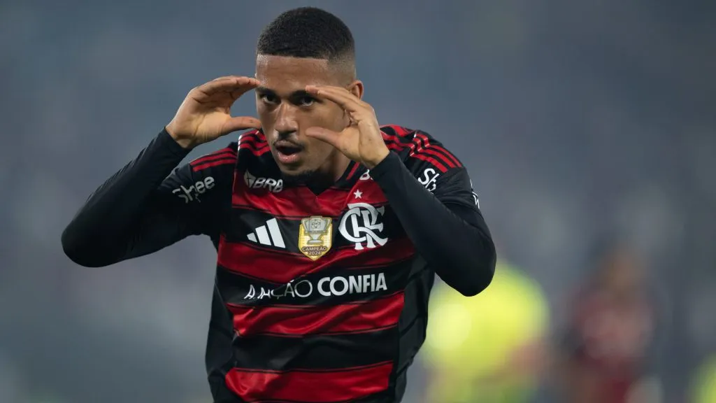 Samuel Lino jogador do Flamengo comemora seu gol durante partida contra o Vitoria no estadio Maracana pelo campeonato Brasileiro A 2025. Foto: Jorge Rodrigues/AGIF