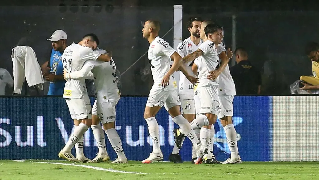 Jogadores do Santos comemorando durante partida contra o Sao Paulo no estadio Vila Belmiro pelo campeonato Brasileiro A 2025. Foto: Mauricio De Souza/AGIF