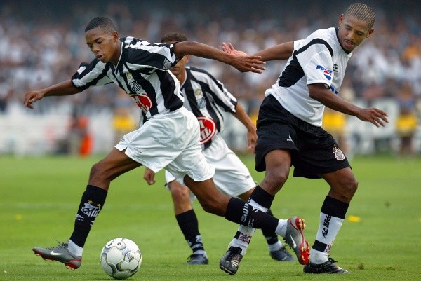 Getty Images / Há 19 anos, o Santos batia o Corinthians no Campeonato Brasileiro com a irreverência e ousadia dos meninos da Vila