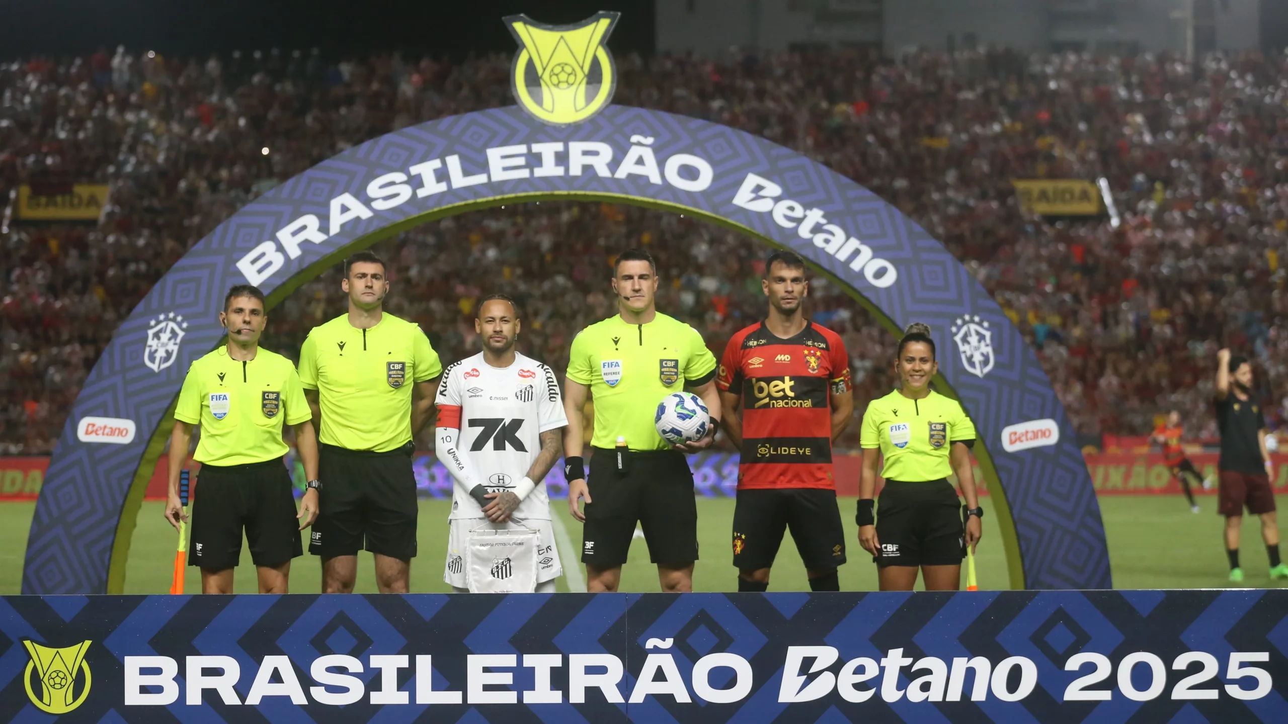 Rafael Klein Arbitro da partida entre Sport e Santos no Estadio da Ilha do Retiro em Recife (PE), pelo campeonato brasileiro Serie A. Foto: Marlon Costa/AGIF