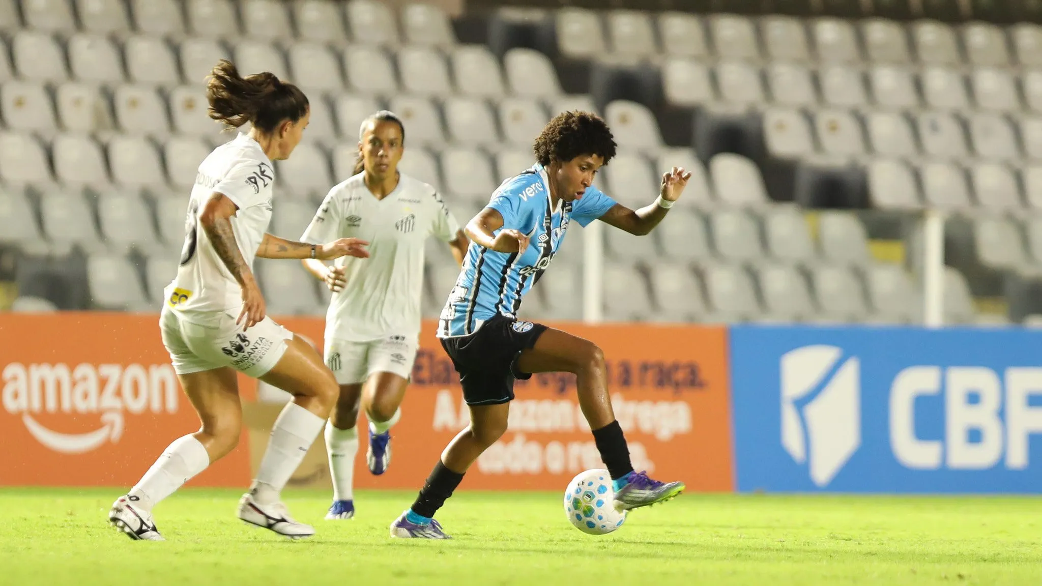 Jogadoras do Santos e Grêmio em campo