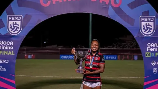 Sorriso, zagueira do Flamengo, com taça do Campeonato Carioca Feminino 2024