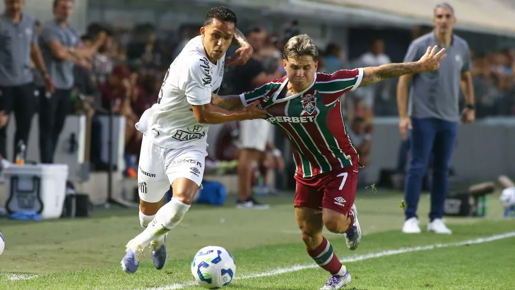 Soteldo disputando lance com Igor Vinícius, na Vila. Foto: Mauricio De Souza/AGIF
