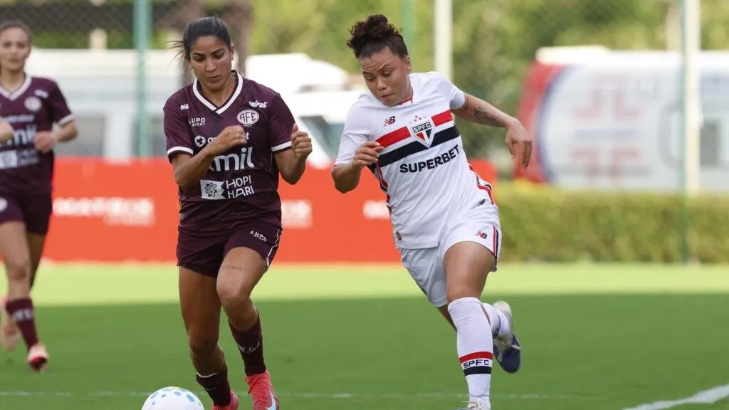 Jogadoras do São Paulo e da Ferroviária em campo