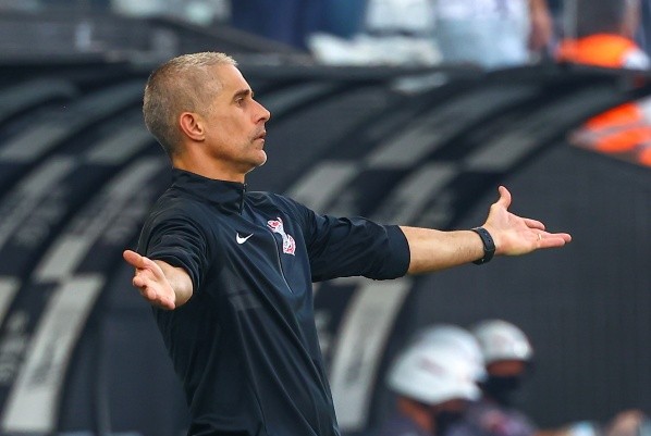 Marcello Zambrana/AGIF – Sylvinho em ação pelo Corinthians na vitória por 1 a 0 sobre o Athletico-PR
