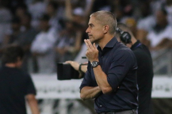 Foto: Fernando Moreno/AGIF - Técnico vem tendo seu trabalho questionado a cada partida