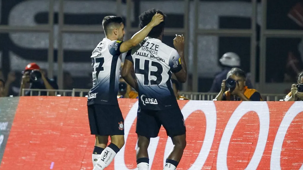 Talles Magno comemorando seu gol durante partida contra o Portuguesa no estadio Pacaembu pelo campeonato Paulista 2025. Foto: Marco Miatelo/AGIF