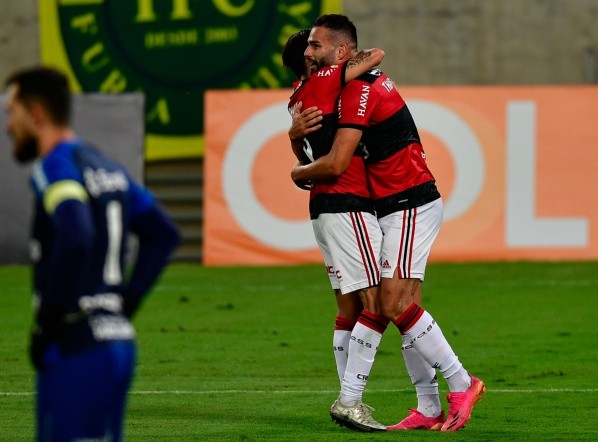 Thiago Maia comemorando gol contra o Cuiabá (Foto: Rogério Florentino/Getty Images)