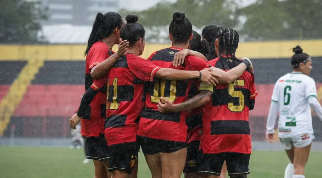 Time feminino do Sport em campo