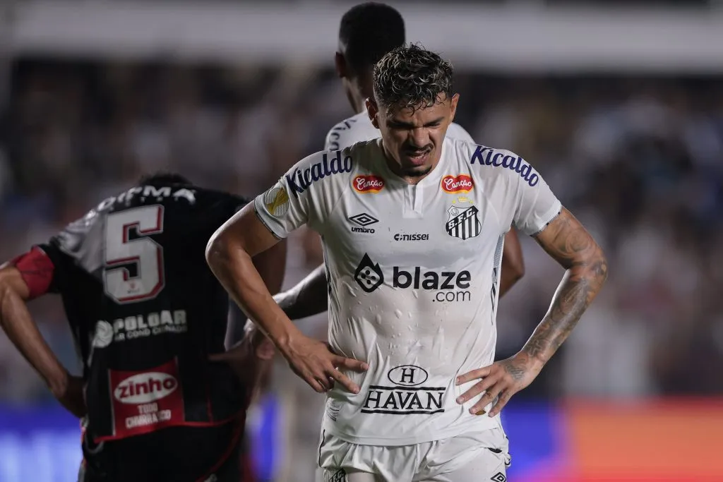 Tiquinho Soares não conseguiu furar bloqueio de Fernando Miguel em Santos x Ceará – Foto: Ettore Chiereguini/AGIF