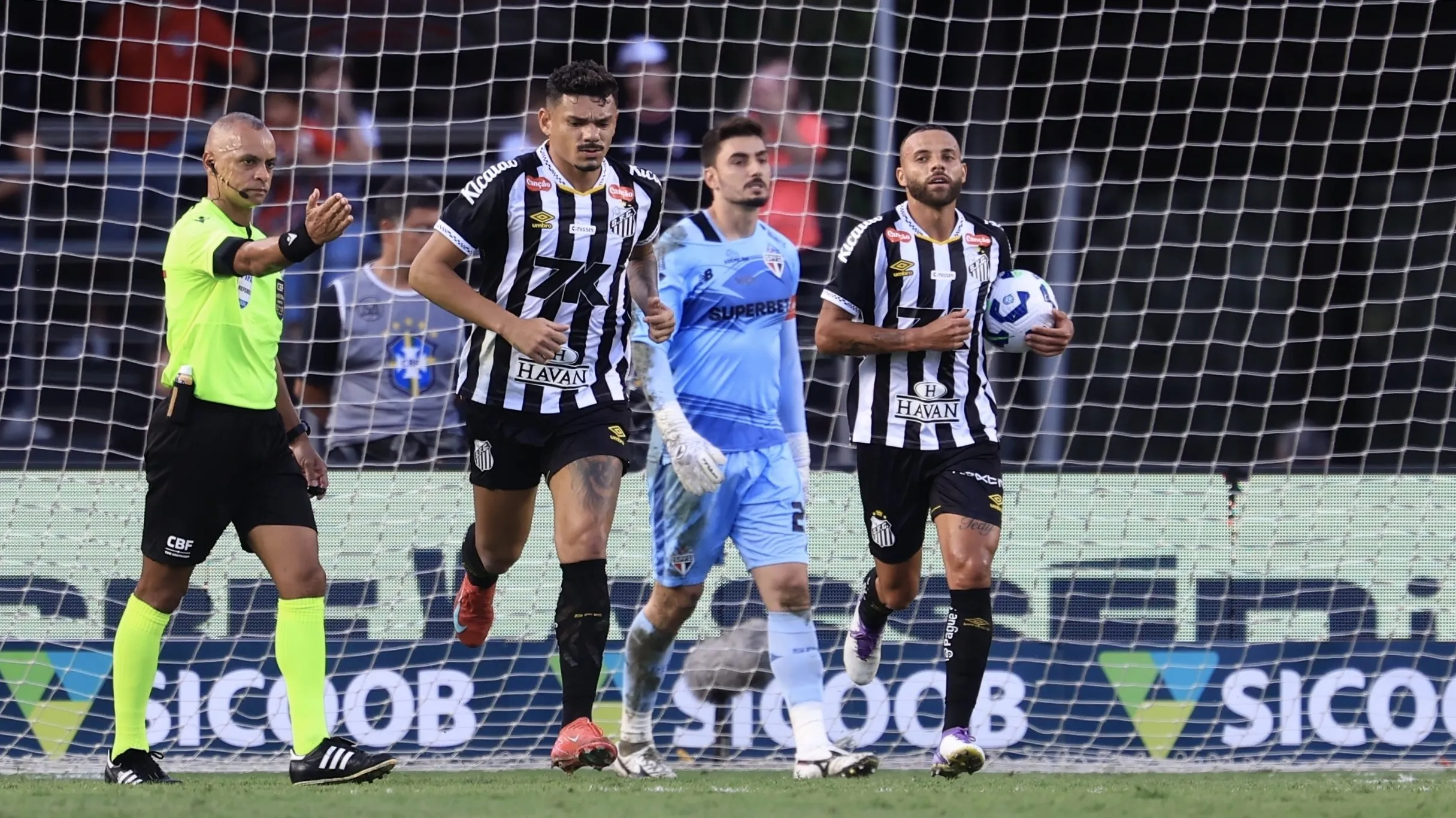 Tiquinho Soares jogador do Santos comemora seu gol durante partida contra o Sao Paulo no estadio Morumbi pelo campeonato Brasileiro A 2025. Foto: Marcello Zambrana/AGIF