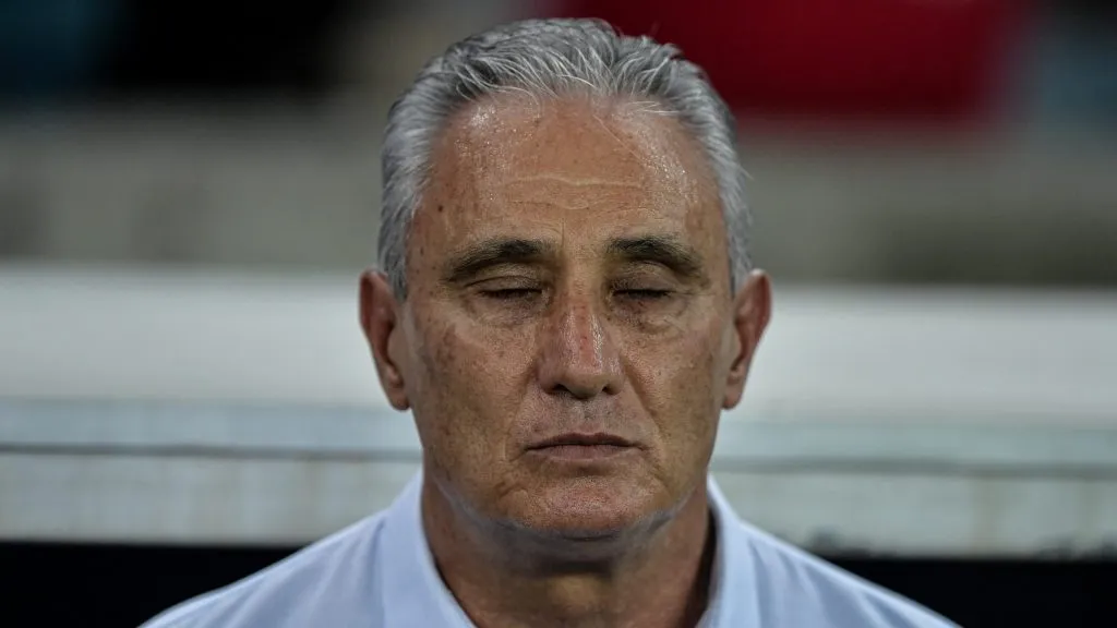 Tite, ex-técnico do Flamengo, durante partida contra o Vasco no estadio Maracana pelo campeonato Brasileiro A 2024. Foto: Thiago Ribeiro/AGIF