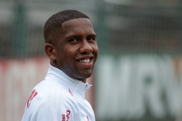 Toró, do São Paulo, está sendo analisando pelo Santos (Foto: Marcello Zambrana/AGIF)