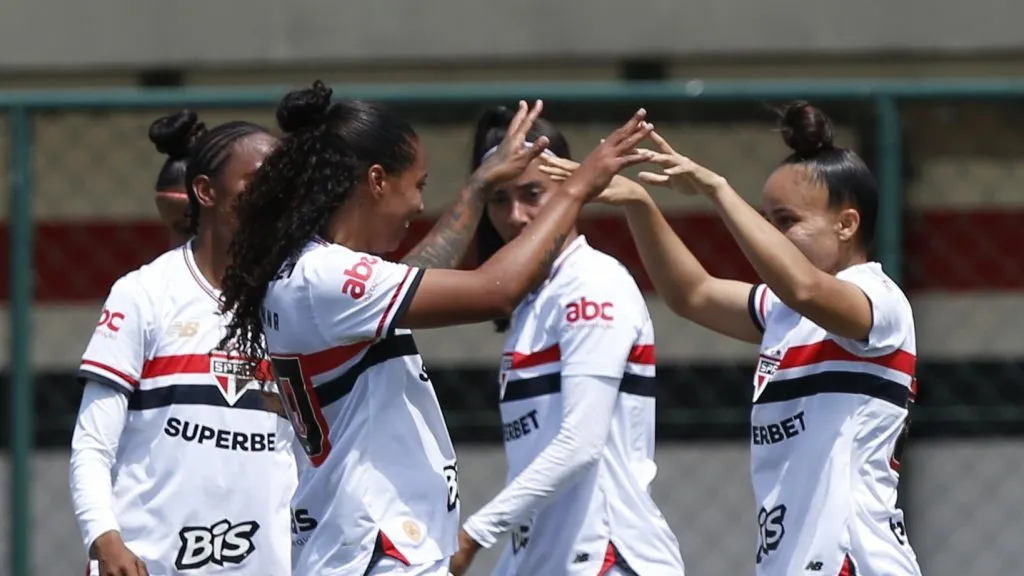 Elenco feminino do São Paulo celebra gol