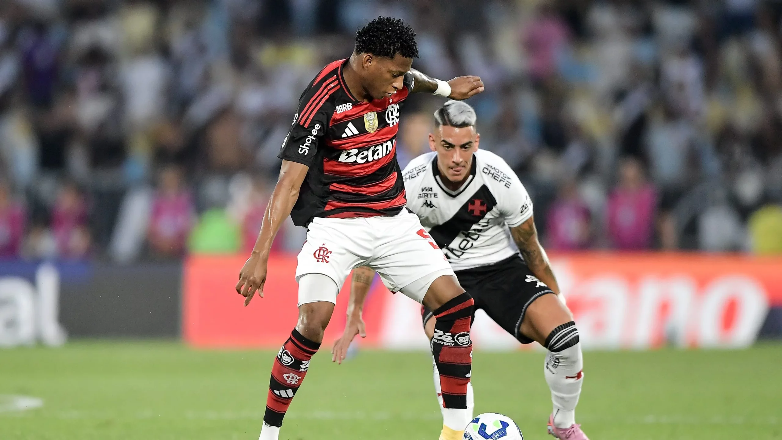 Plata. jogador do Flamengo. durante partida contra o Vasco no estadio Maracana pelo campeonato Brasileiro A 2025. Foto: Thiago Ribeiro/AGIF