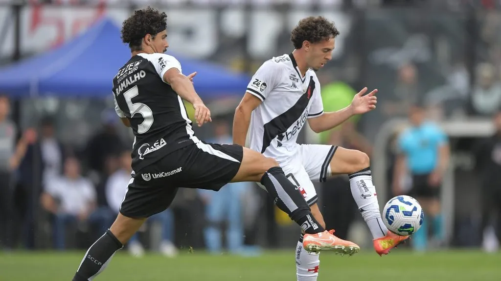 Nuno Moreira jogador do Vasco disputa lance com Andre Ramalho jogador do Corinthians durante partida no estadio Sao Januario pelo campeonato Brasileiro A 2025. Foto: Thiago Ribeiro/AGIF