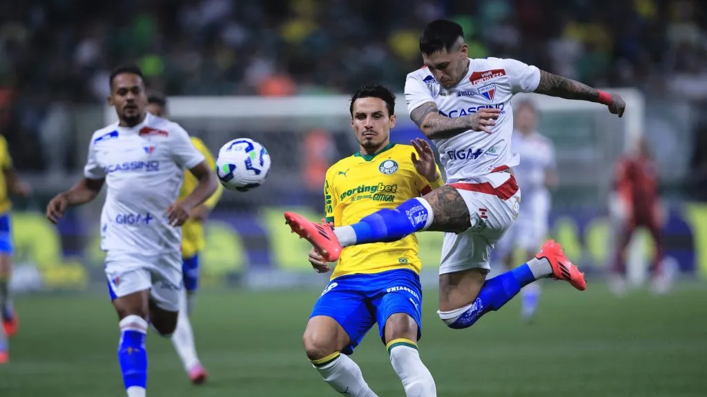 Raphael Veiga jogador do Palmeiras disputa lance com Gaston Avila jogador do Fortaleza durante partida no estadio Arena Allianz Parque pelo campeonato Brasileiro A 2025. Foto: Ettore Chiereguini/AGIF