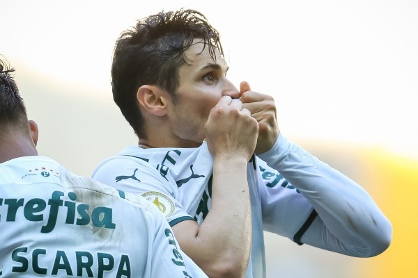 Foto:Pedro H. Tesch/AGIF – Veiga comemora golaço do Palmeiras em clássico na Vila Belmiro contra o Santos