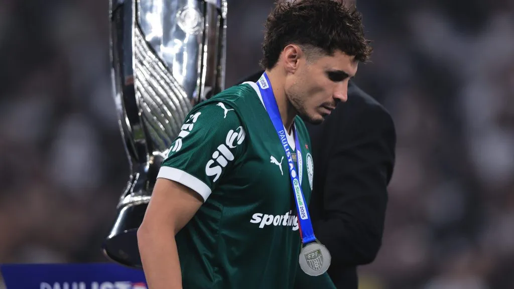Raphael Veiga, jogador do Palmeiras, lamenta derrota ao final da partida contra o Corinthians no estadio Arena Corinthians pelo campeonato Paulista 2025. Foto: Ettore Chiereguini/AGIF