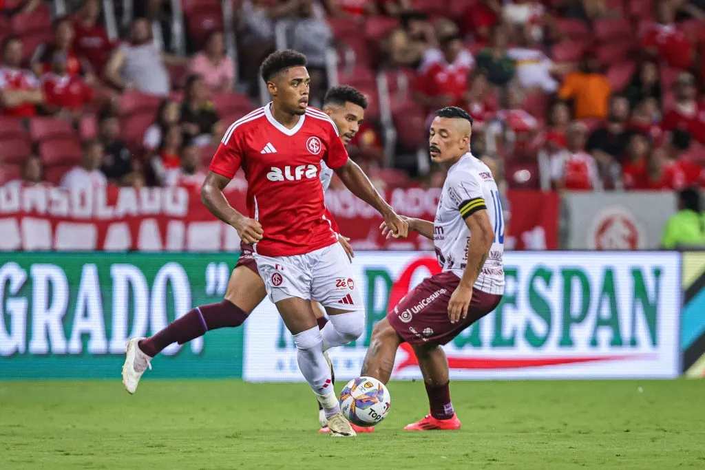 Victor Gabriel em jogo pelo Internacional. Maxi Franzoi/AGIF