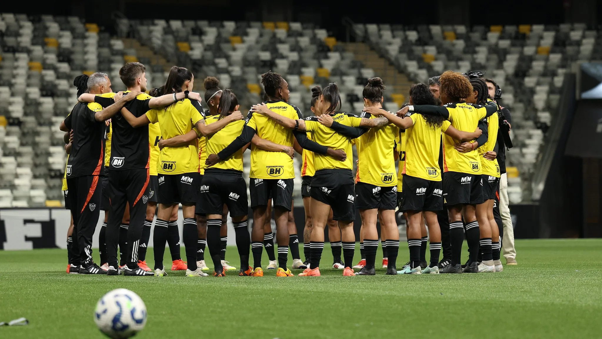 Elenco feminino do Atlético-MG na Arena MRV