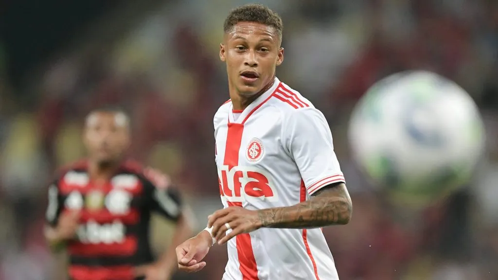 Vitinho jogador do Internacional durante partida contra o Flamengo no estádio Maracanã pelo campeonato Brasileiro A 2025. Foto: Thiago Ribeiro/AGIF