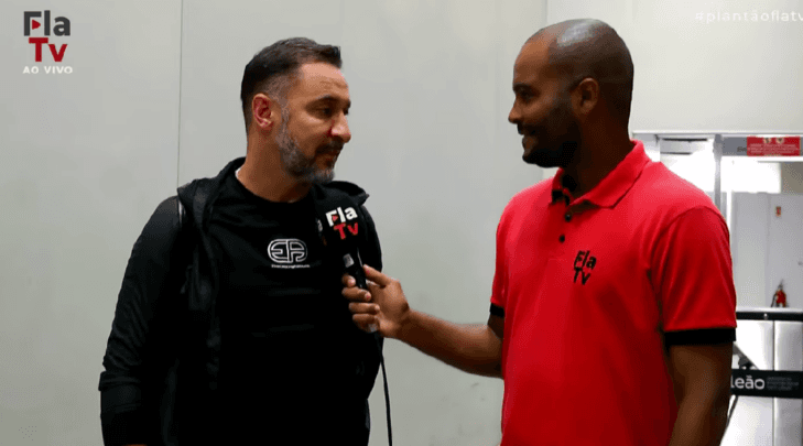 Vitor Pereira chegou nesta segunda-feira (2) ao Rio de Janeiro. Foto: Reprodução FLA TV