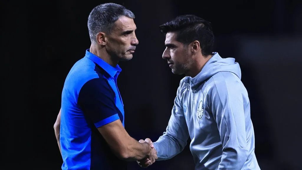 Abel Ferreira tecnico do Palmeiras cumprimenta Juan Pablo Vojvoda tecnico do Fortaleza ao final da partida contra o Fortaleza no estadio Arena Allianz Parque pelo campeonato Brasileiro A 2023. Foto: Ettore Chiereguini/AGIF