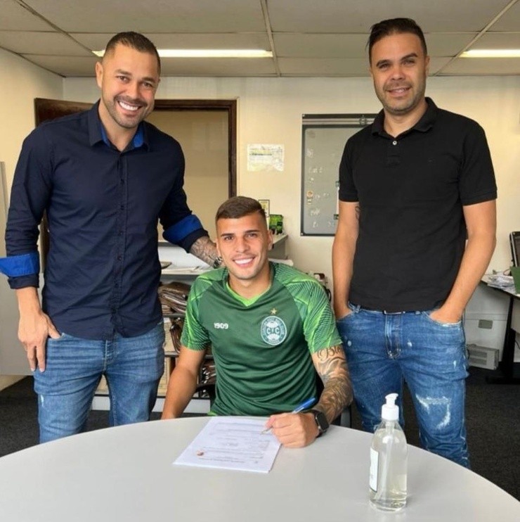 Foto: Reprodução/Coritiba – Eduardo Tanque assinando seu contrato de empréstimo com o Coxa