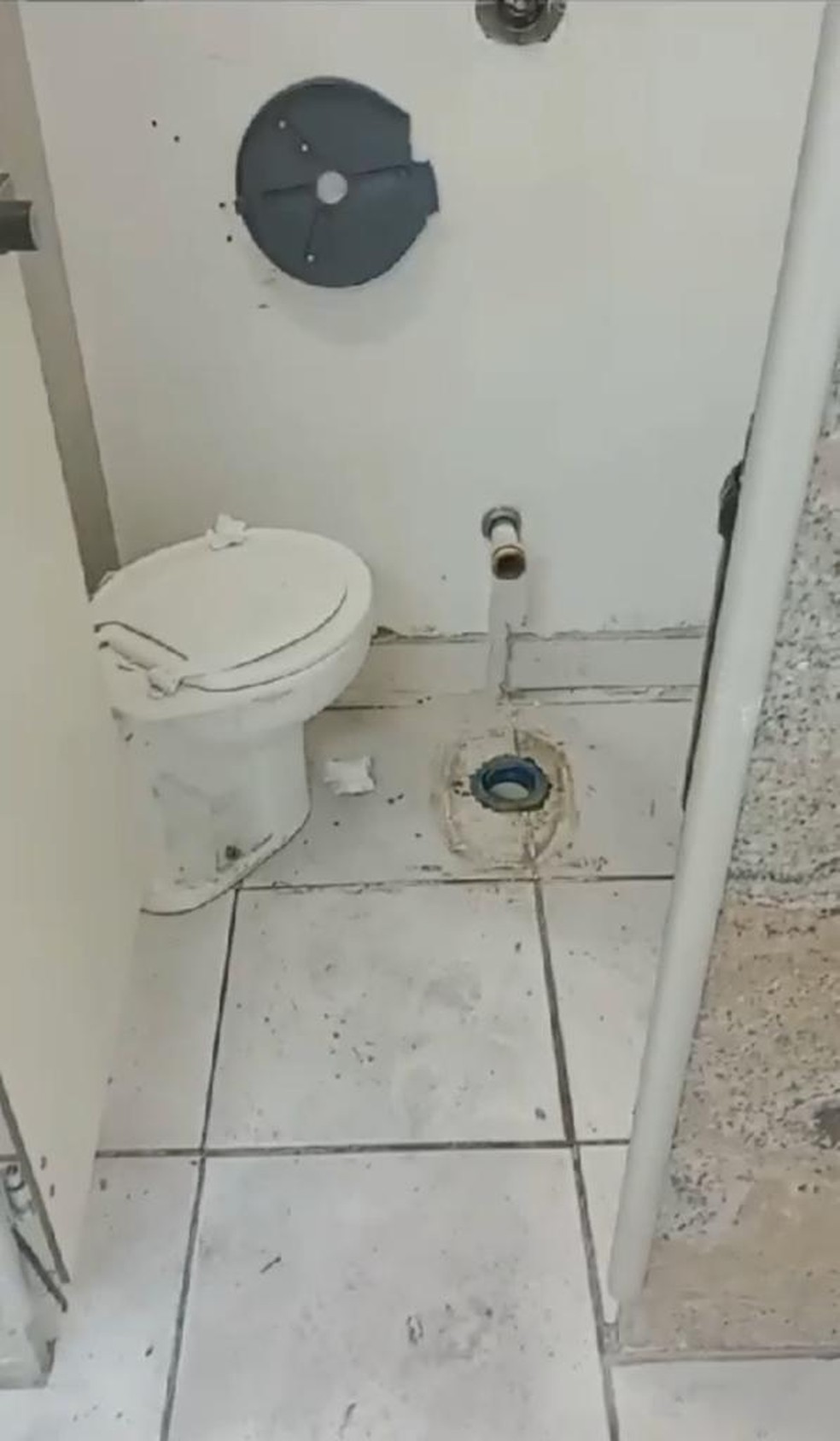 Banheiro do Nilton Santos vandalizado — Foto: Divulgação